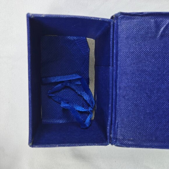 Rectangular Etched Prism Paperweight Violin with Roses In Original Box - Picture 8 of 13